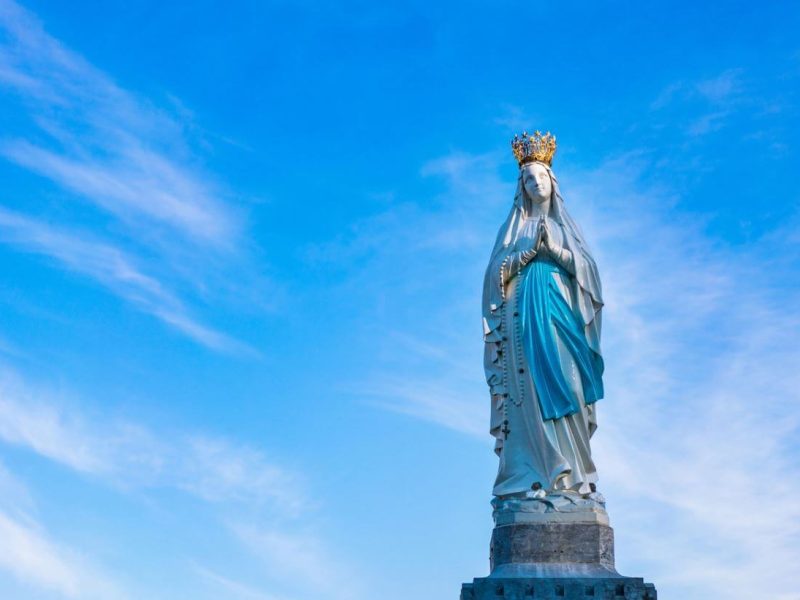 Nossa Senhora de Lourdes é a Mãe que protege e cuida dos enfermos