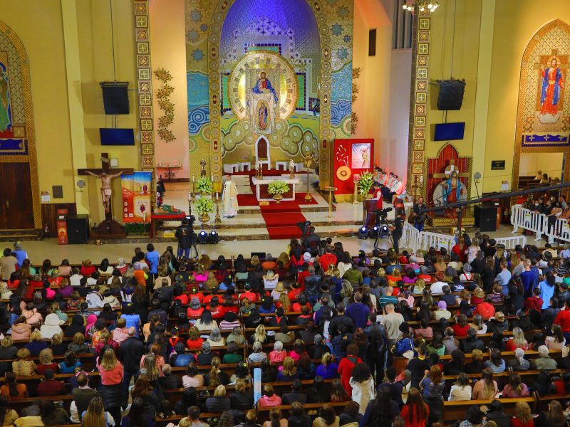 Como é dividida a celebração da Santa Missa? 