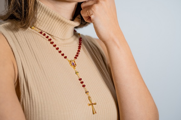 Vestidos de fé: quem gosta de usar acessórios católicos?