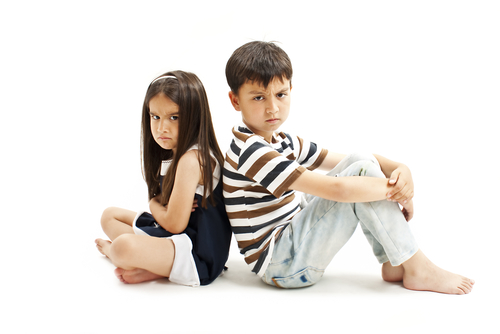 Brigas e afastamento entre irmãos: como os pais devem agir?