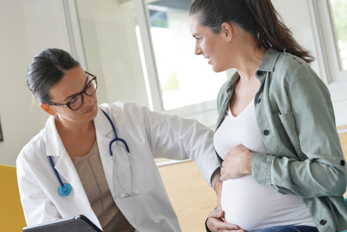 Gravidez tardia: ginecologista esclarece sobre os riscos e cuidados