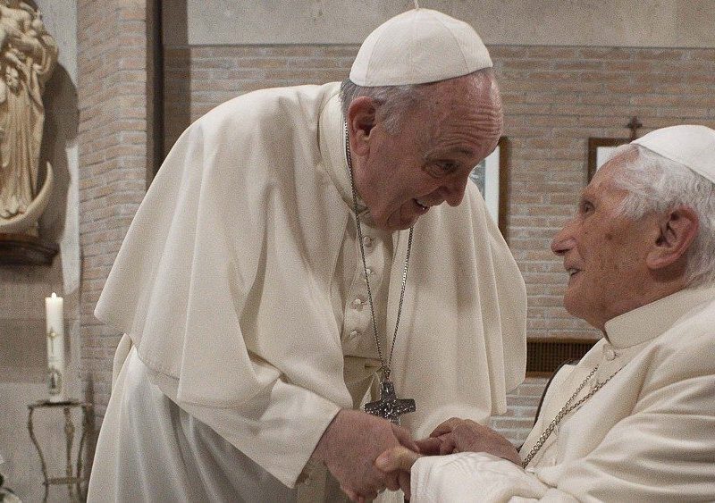 Papa Francisco pede a fiéis que rezem por Bento XVI