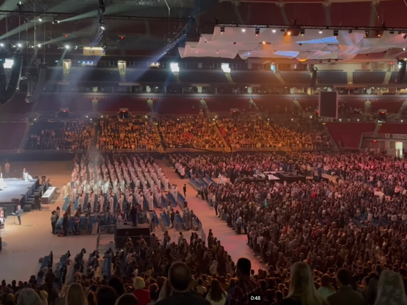 Vídeo com quase 20 mil jovens cantando Salve Rainha emociona o mundo