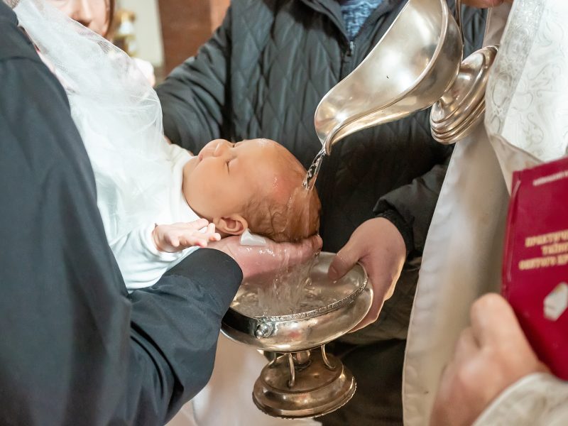 Batizado de crianças com pais de diferentes religiões: é possível?
