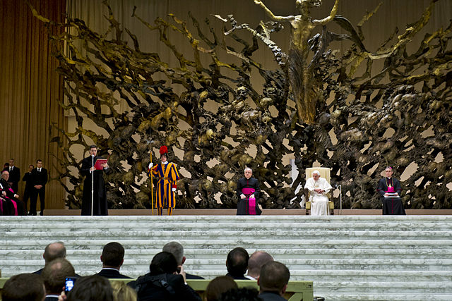 “A Ressurreição”: qual é o real significado da escultura do Vaticano que divide opiniões?