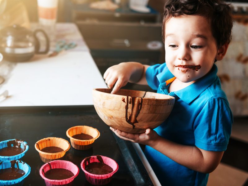 Dicas para pais moderarem consumo de chocolates das crianças na Páscoa