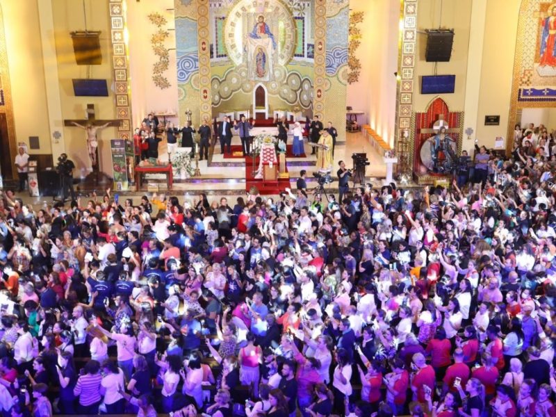 Milhares de pessoas participam da 17ª edição do 24 Horas em Oração na Presença do Senhor