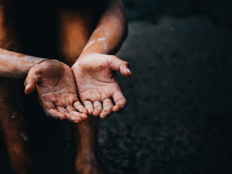 Papa Francisco convoca à ação concreta no combate à pobreza: “sujem as mãos”