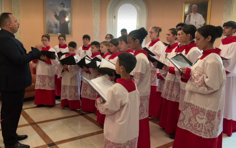 Conheça o coral de crianças e jovens paranaenses que cantou para o Papa no Vaticano