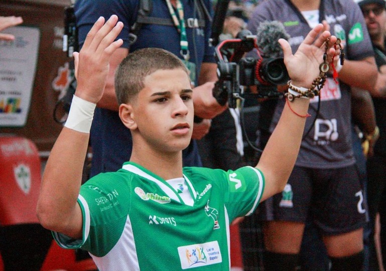Jovem de 17 anos é campeão da Taça das Favelas e comemora com Terço de Jesus das Santas Chagas