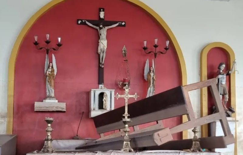 Na Capela de São Miguel, altar intacto é visto como um sinal de esperança em meio à tragédia no RS