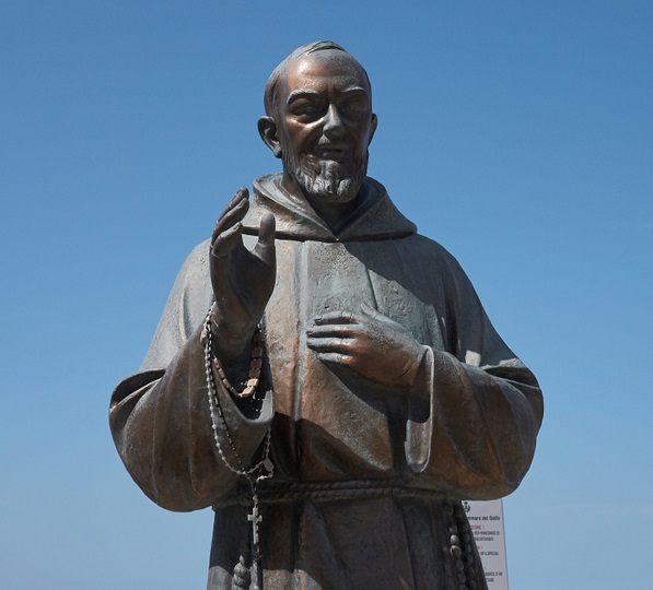 São Padre Pio: o santo que nunca largava seu Rosário — nem na hora da morte