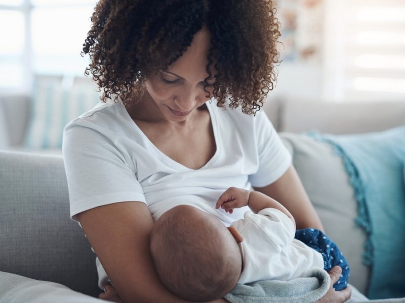 Agosto Dourado e os direitos da mãe lactante