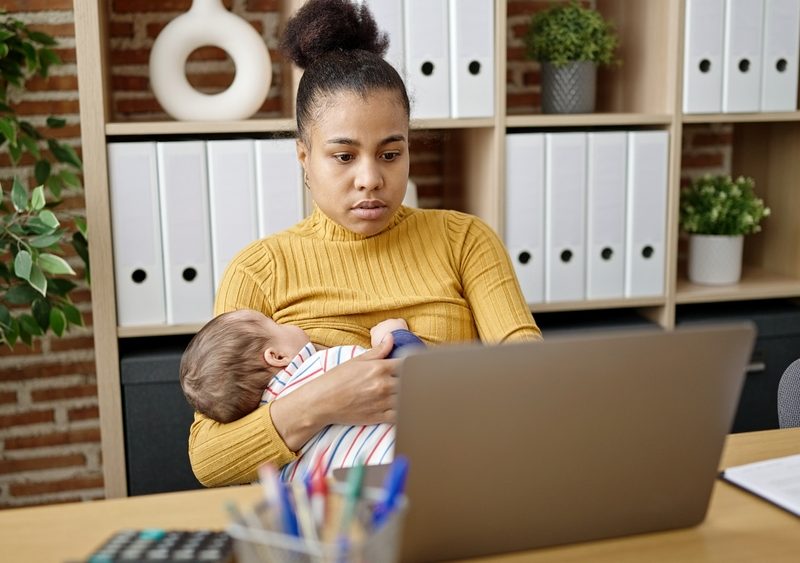 Amamentação e volta das mães ao trabalho: os benefícios e desafios do aleitamento