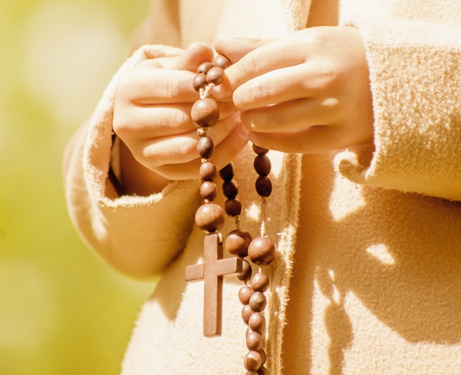 A oração do terço, o Santo Rosário, é uma meditação dos mistérios salvíficos