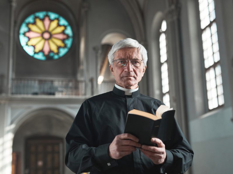 Clérgima: significado, história e quem pode usar o colarinho clerical