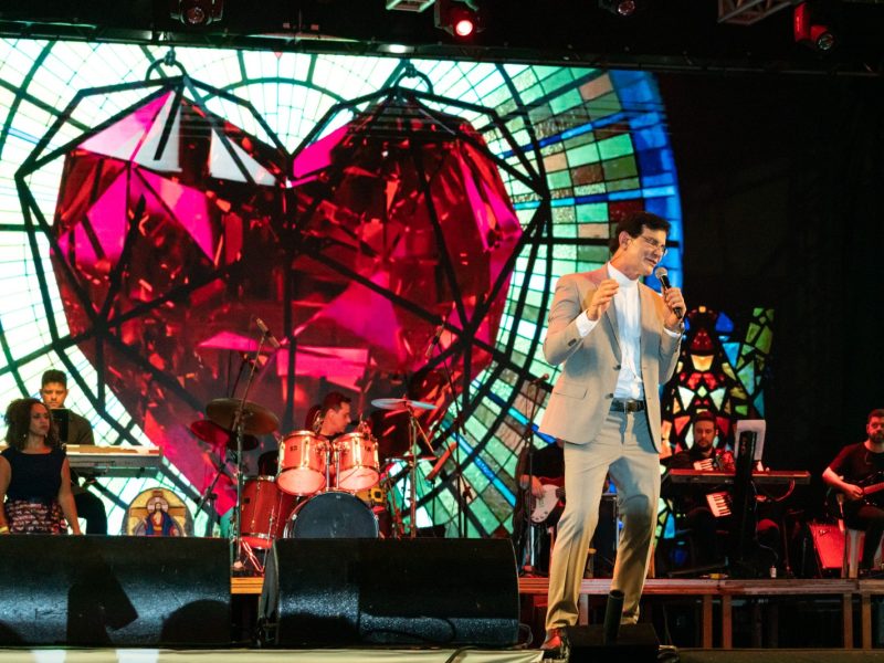 Padre Reginaldo Manzotti celebra Santa Missa e faz show no Natal do Gramadão, em Foz do Iguaçu