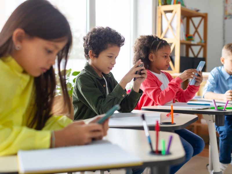 Desafios e perspectivas da proibição de celulares nas escolas brasileiras