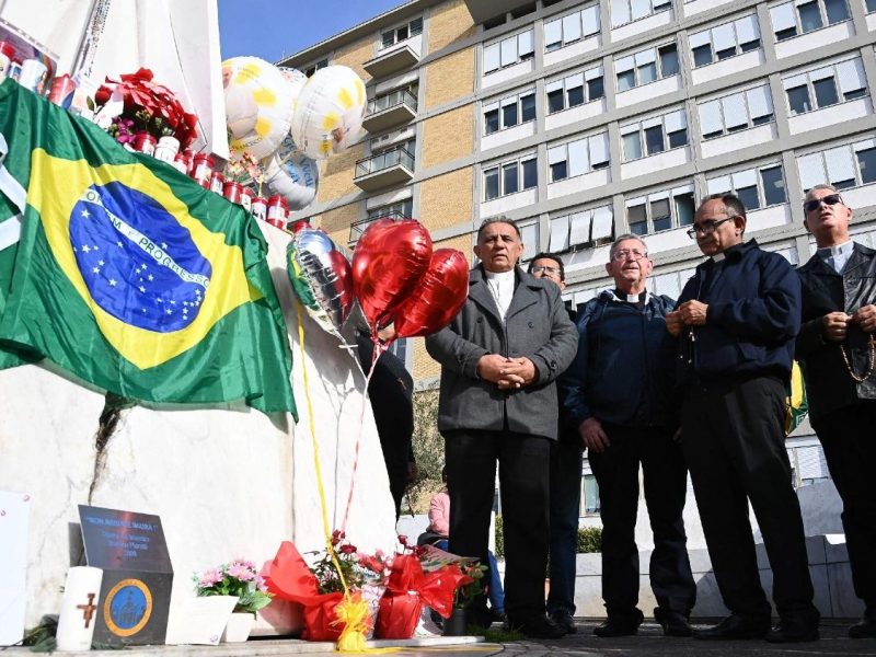 Brasileiros se unem em oração pela saúde do Papa