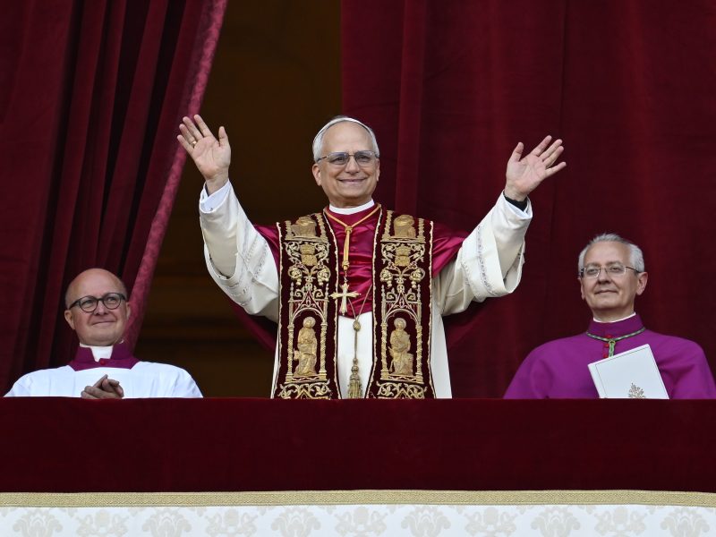 Como o carisma influencia a forma como se conduz a religião?