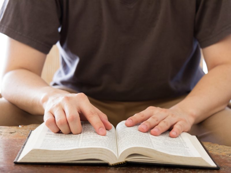 Católicos devem ler a Bíblia inteira? Entenda a recomendação!