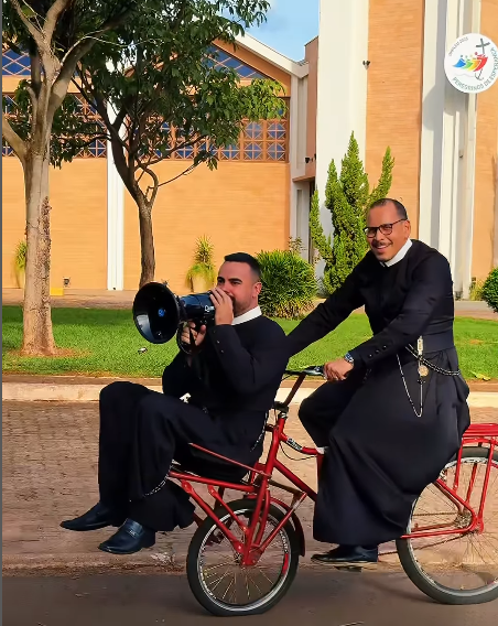 De bicicleta e megafone, Padres mostram como a bike é parceira da evangelização