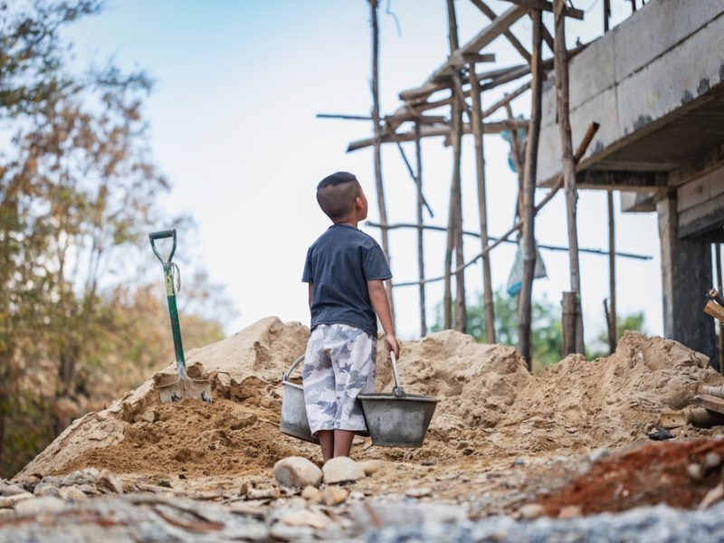 Toda criança que trabalha perde a infância e o futuro: campanha de 2025 alerta para o enfrentamento do trabalho infantil