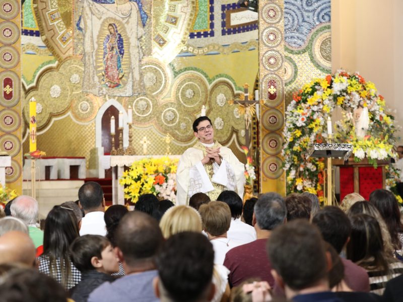 Na Santa Missa, a homilia guia os fiéis como um pastor conduz seu rebanho