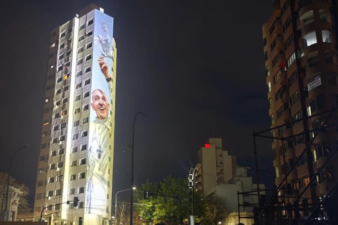 Murais na Argentina e no Brasil homenageiam Papa Francisco