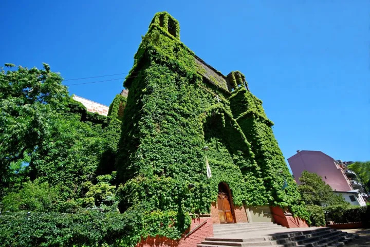 Igreja que muda de cor: beleza da criação a serviço da fé na Argentina