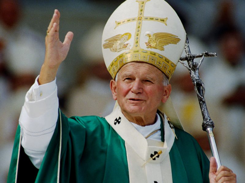 Quem foi São João Paulo II: a história de uma vida santa
