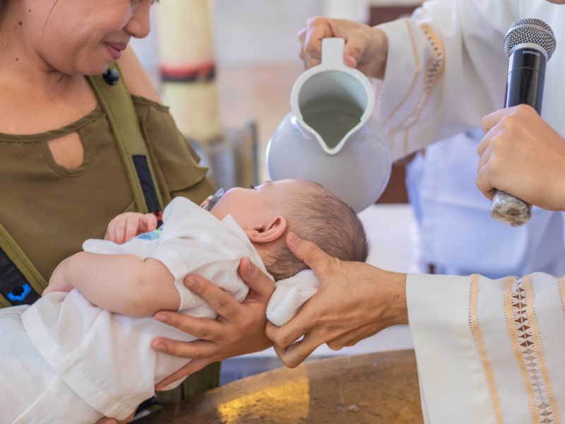 Quando um dos padrinhos não é católico, pode batizar a criança?