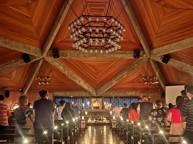 Como é a “Missa Rorate”, celebrada no escuro, no Advento?