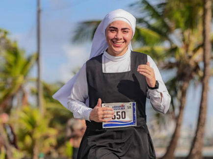 Freira viraliza ao participar de corrida de rua vestida com o hábito