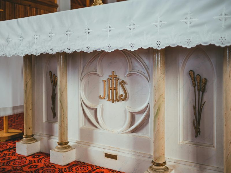 O que significa o monograma IHS? Entenda a devoção ao Santíssimo Nome de Jesus