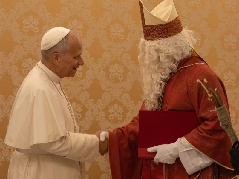 “São Nicolau” visita o Vaticano e até o Papa Leão XIV recebe presente