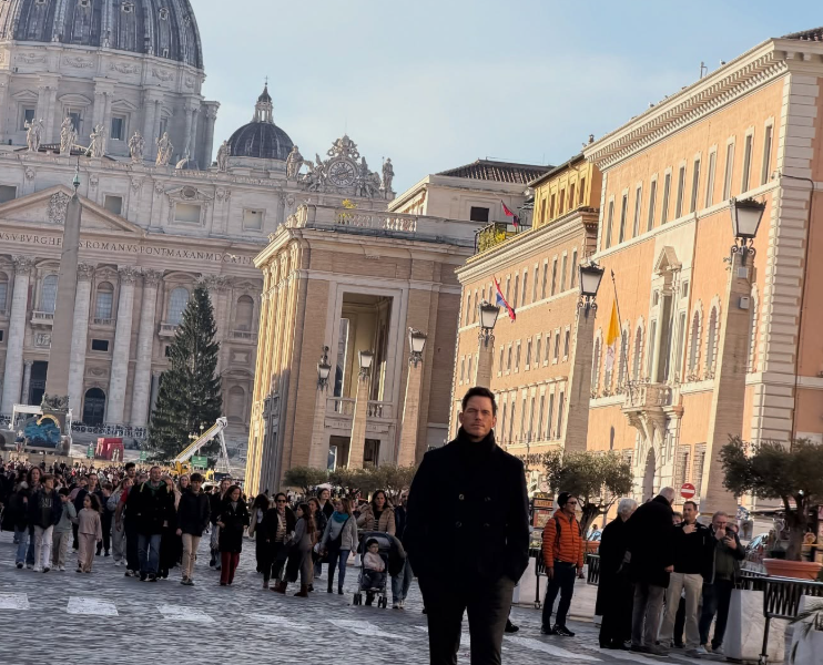 Chris Pratt apresenta documentário sobre o túmulo de São Pedro e encontra com Papa Leão XIV
