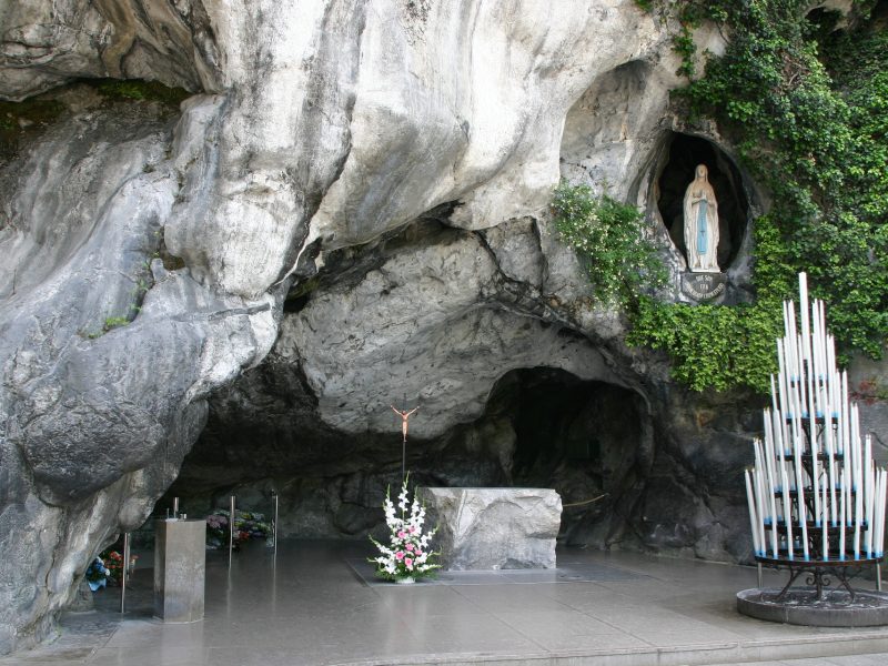 Como é a Gruta de Massabielle, onde Nossa Senhora de Lourdes apareceu?