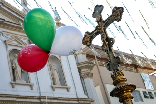 Como o catolicismo organizou a vida das comunidades de imigrantes italianos no Brasil