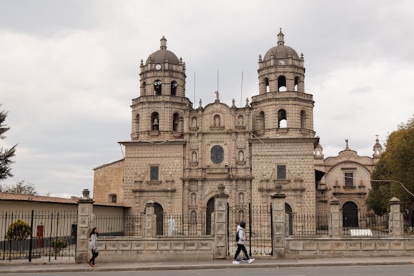 É correto fazer o sinal da cruz ao passar em frente a uma igreja?
