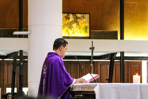 A cor roxa usada na Quaresma é sinal de luto?