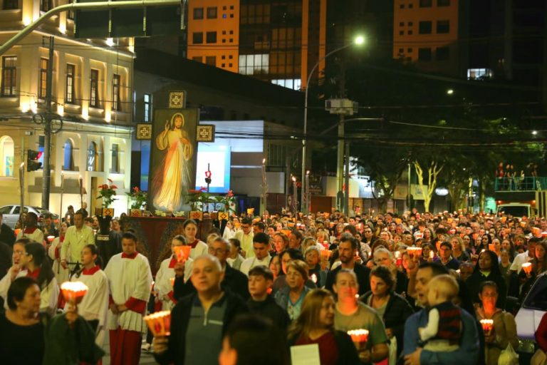 Entenda o significado da Via-Sacra, suas 14 estações e como os fiéis a vivem