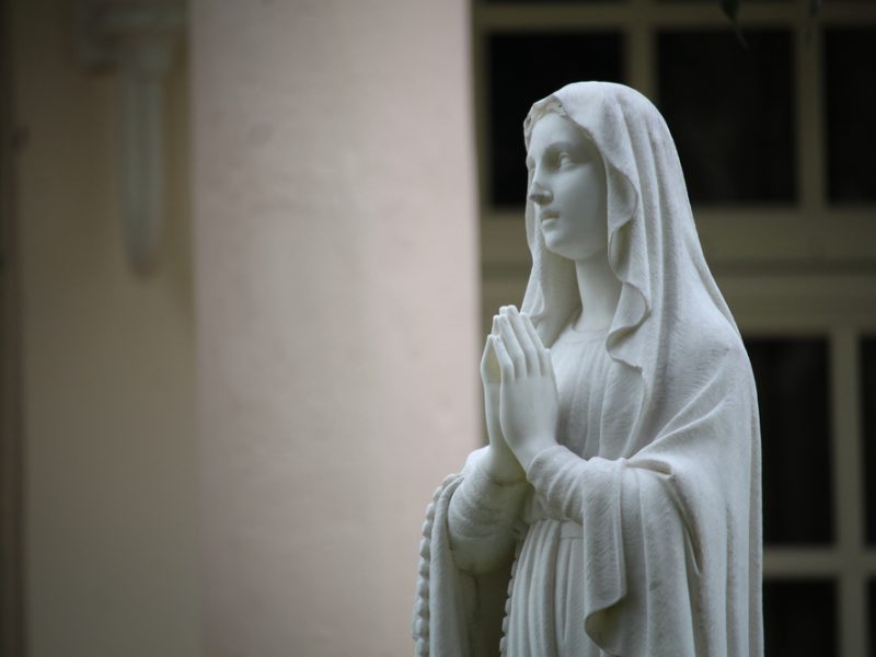 Salve Rainha: a origem da oração que une sofrimento humano e confiança em Maria