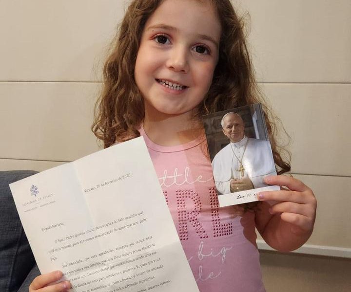 Menina brasileira recebe carta do Papa Leão XIV após enviar desenho ao Vaticano
