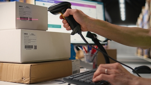 Alerta: por que você deve destruir etiquetas de encomendas?