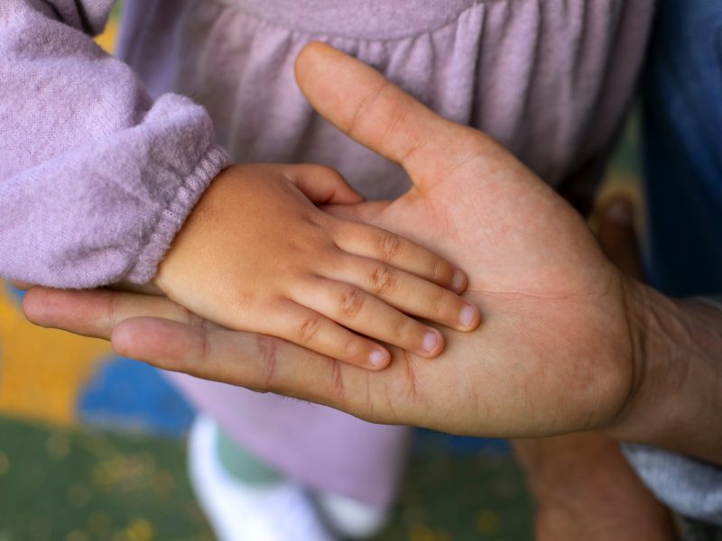 Choro, silêncio e medo: como o luto aparece na infância e o que os pais devem fazer