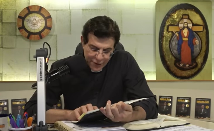 Qual Bíblia Padre Reginaldo Manzotti usa no “Experiência de Deus”?