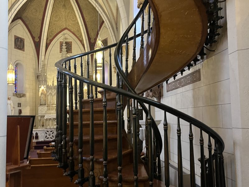 A curiosa história da escada da Capela de Loretto e a tradição ligada a São José