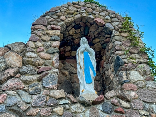 Devoções marianas e maternidade: como Nossa Senhora de Lourdes e de Nazaré acompanham mães em momentos difíceis