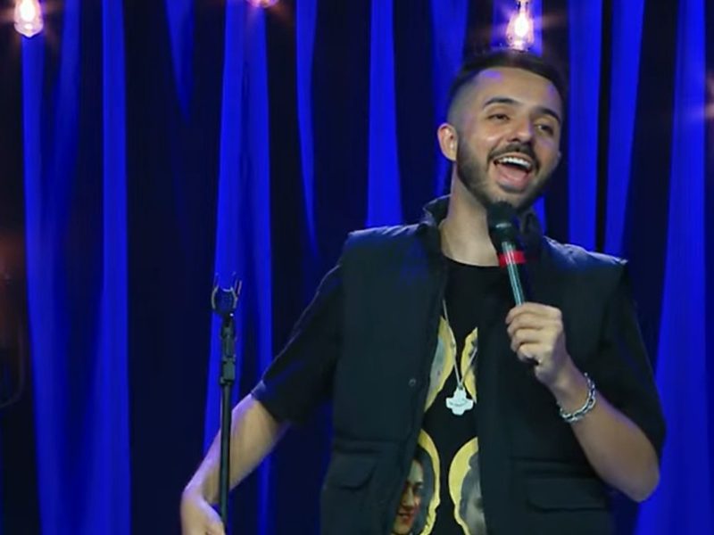 “É coisa de católico”: Matheus Pinheiro e o humor paroquial que virou stand-up